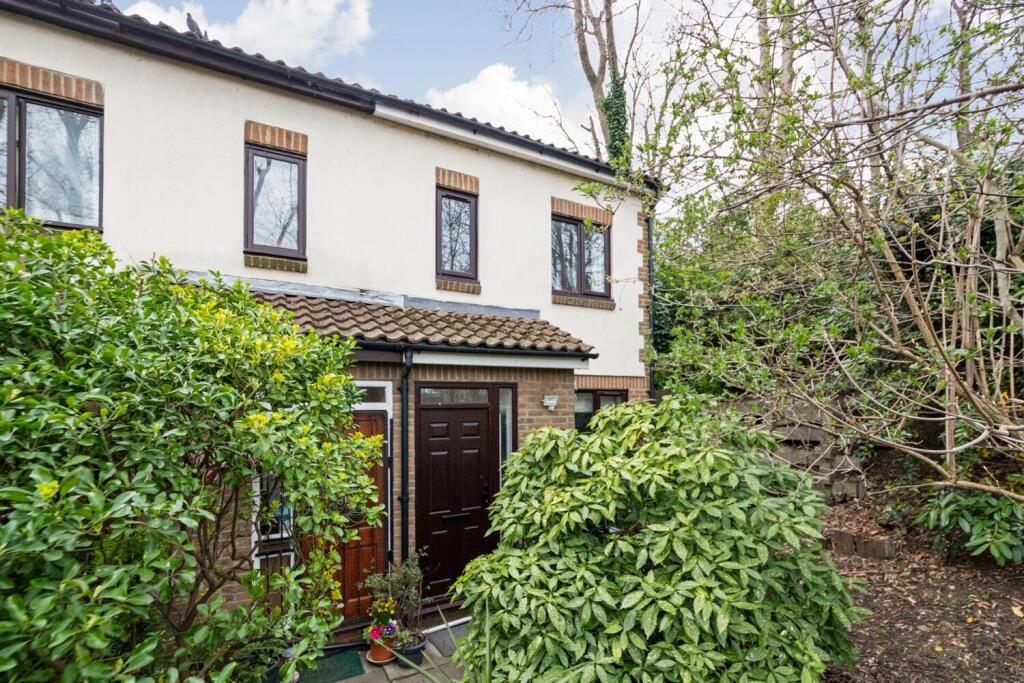 2-bed maisonette on Lansdowne Wood Close, West Norwood, London, SE27, £400,000
