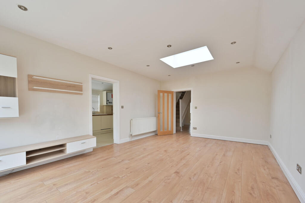 The Courtway, Bushey, Carpenders Park, WD19 photo 4