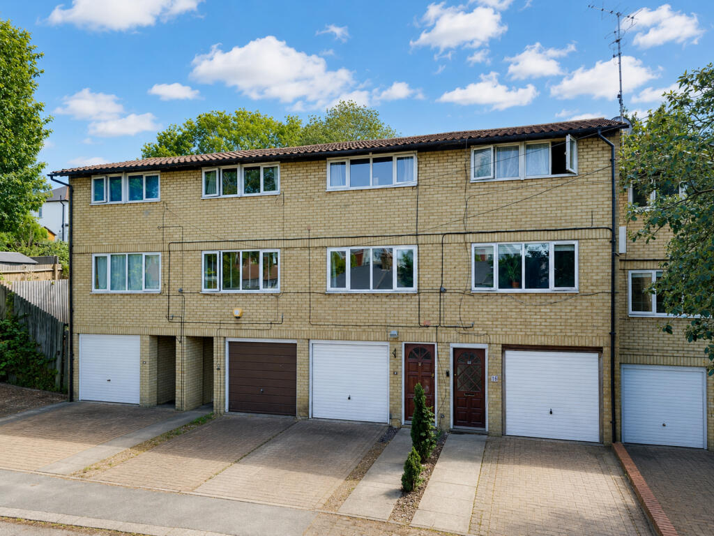 Main image of property: Simmonds Rise, Hemel Hempstead, Hertfordshire, HP3 9EA