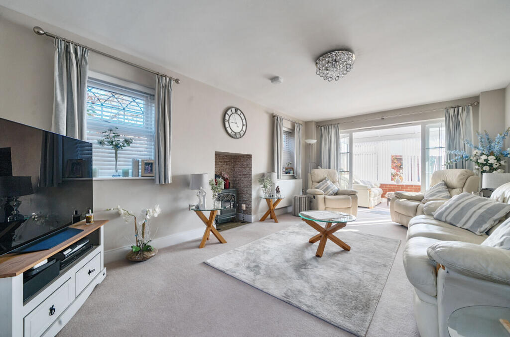 Hall Garden, Binfield, Bracknell, Berkshire, RG42 photo 2