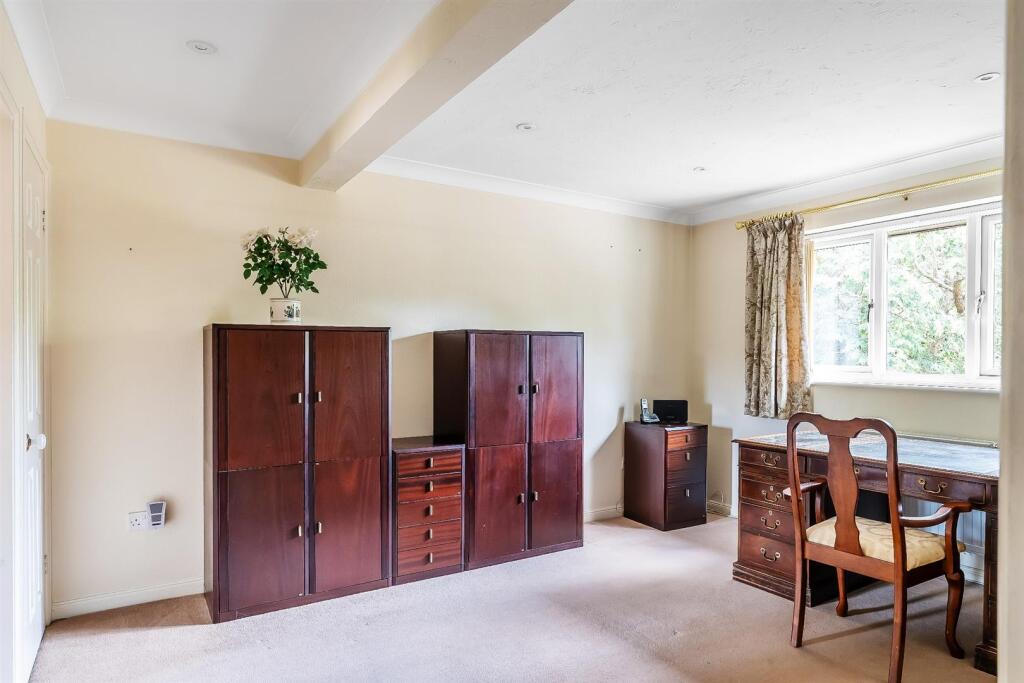 House in Mole Valley, Fetcham - View 5