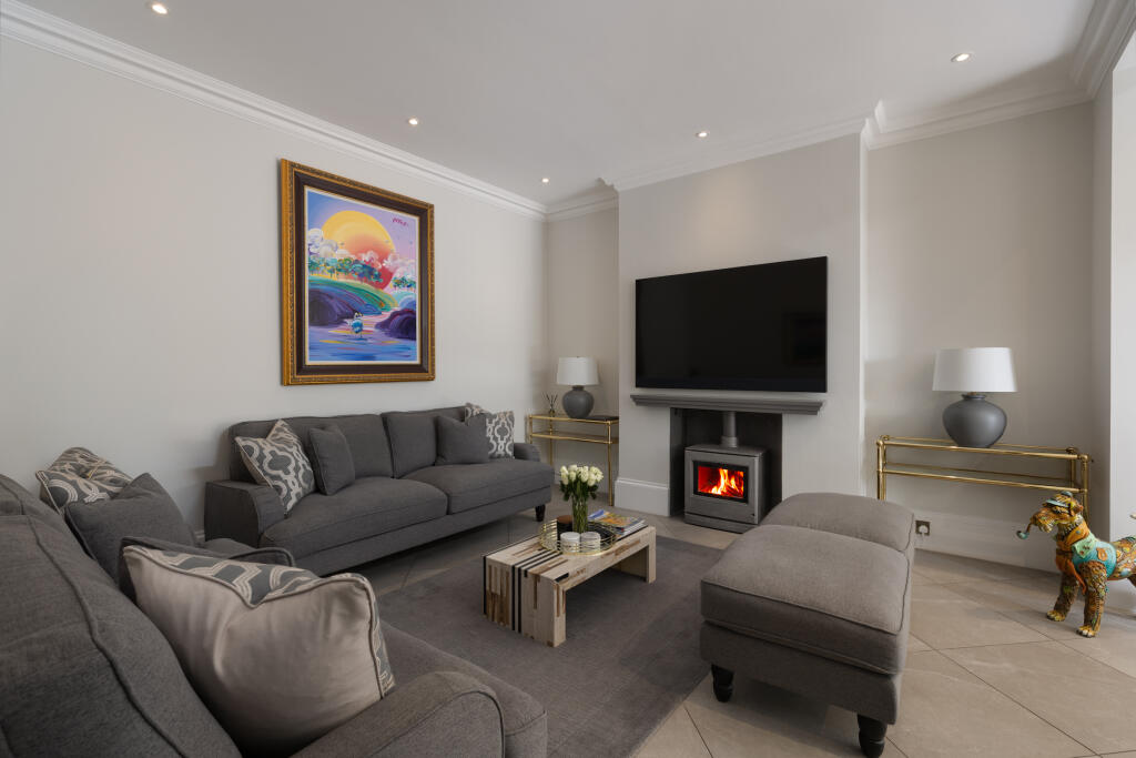 House in Twickenham - More