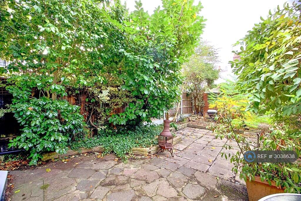 House in Southend-on-Sea - More