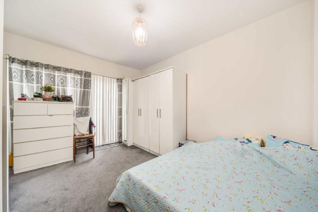 Apartment in Ilford - View 3
