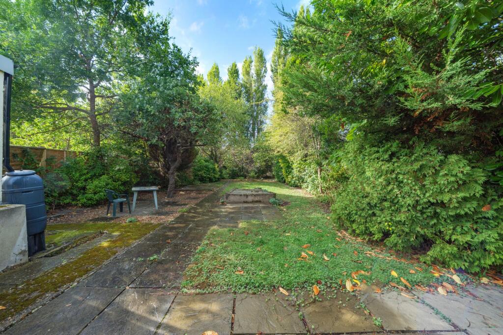 Donnington Road, Worcester Park, KT4 photo 4