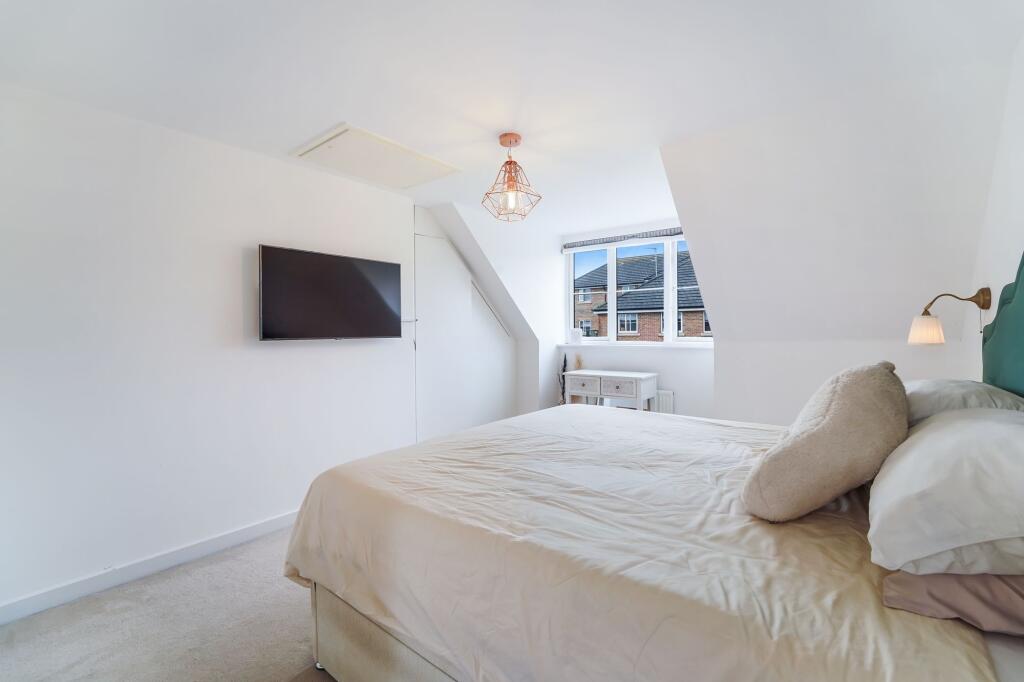 House in Epsom and Ewell, Epsom - More