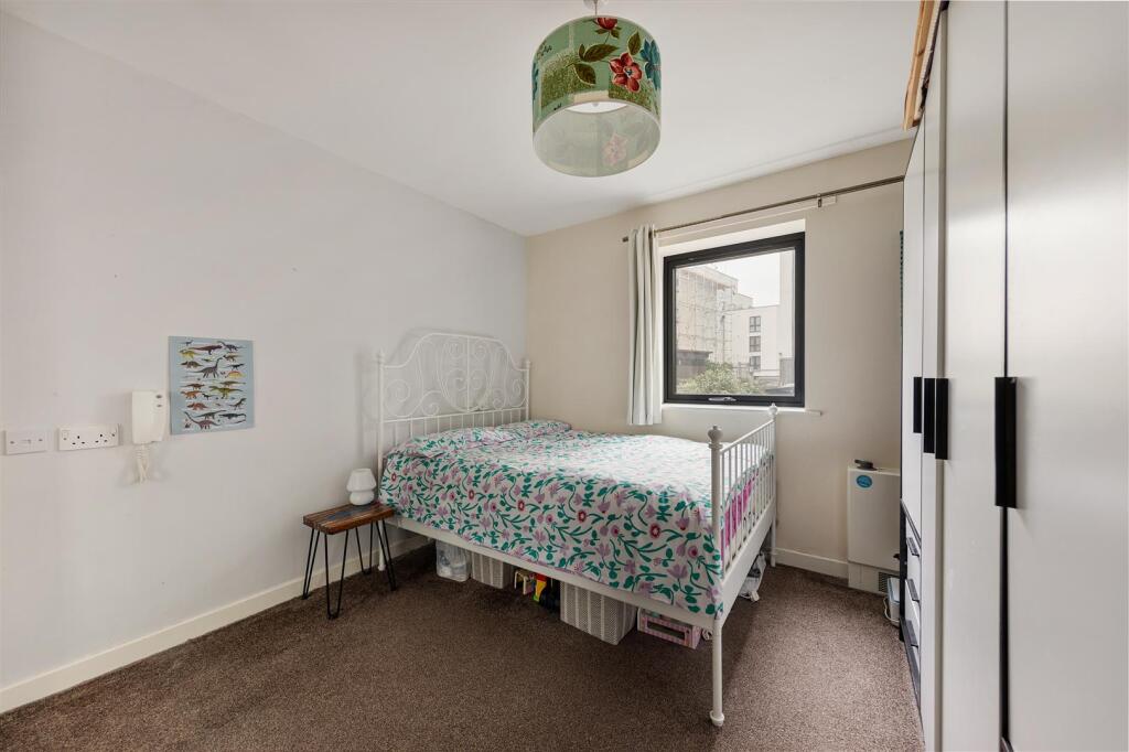 Apartment in London, Higham Hill - View 3