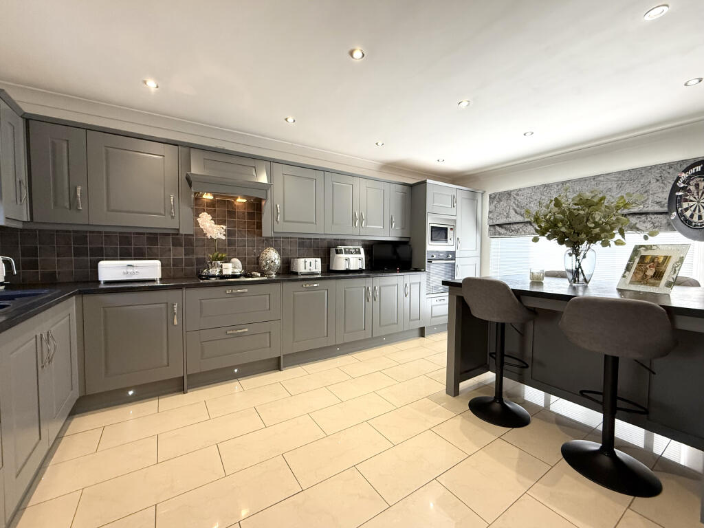 House in Rhondda Cynon Taf, Cwmbach - View 4