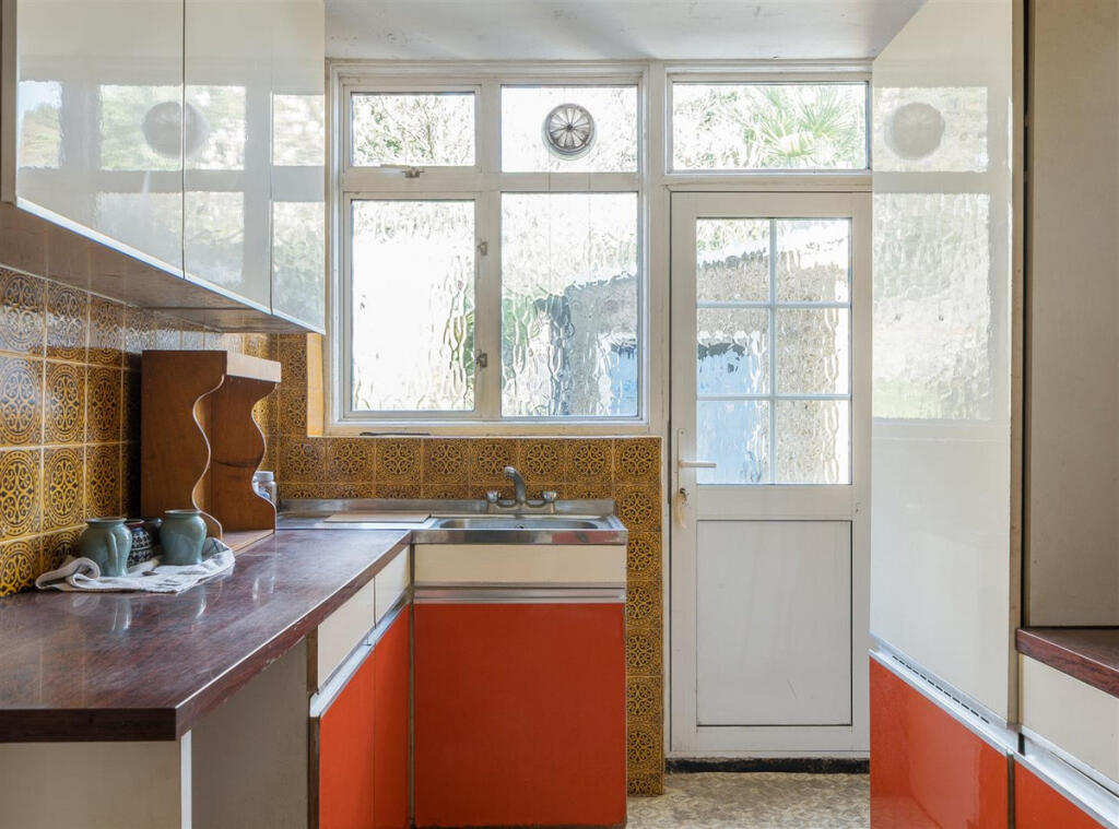 House in London, Willesden Green, Brondesbury - More