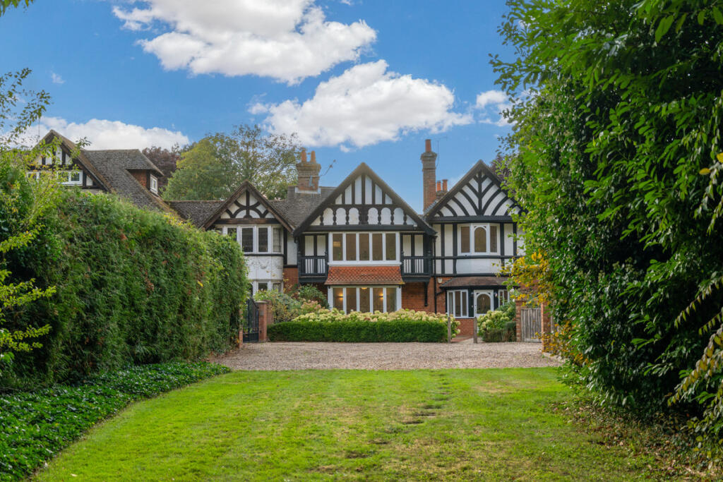 4-bed semi-detached on Lower Cookham Road Maidenhead, Berkshire SL6 8JZ, £1,100,000