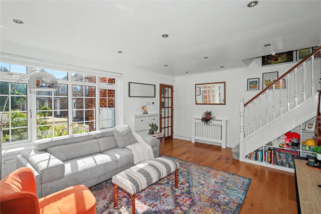Triggs Close, Woking, Surrey, GU22 photo 2