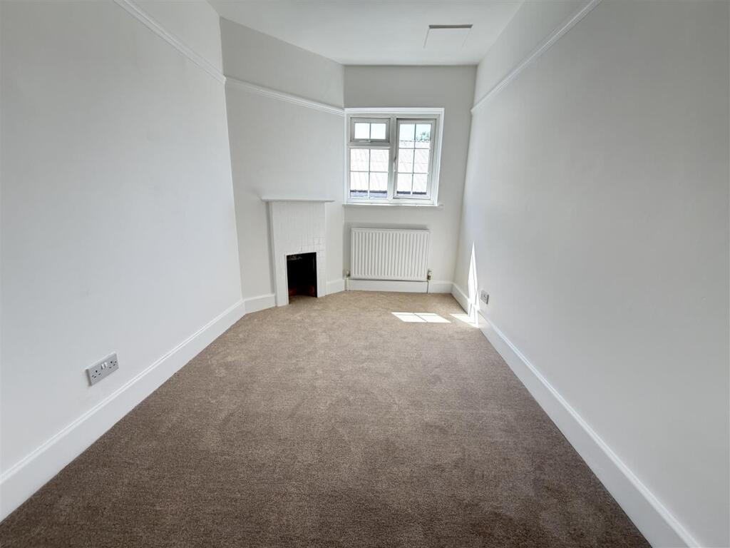 Apartment in Mole Valley, Ashtead Park - More