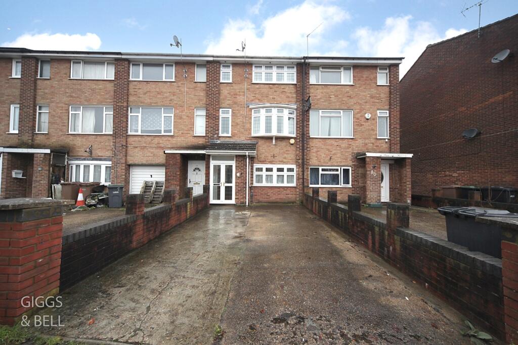 3-bed terraced on Tenby Drive, LU49BN, £300,000