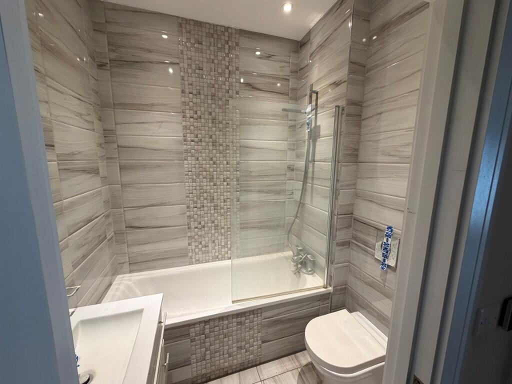 Apartment in Sunbury-on-Thames, Surrey - View 2