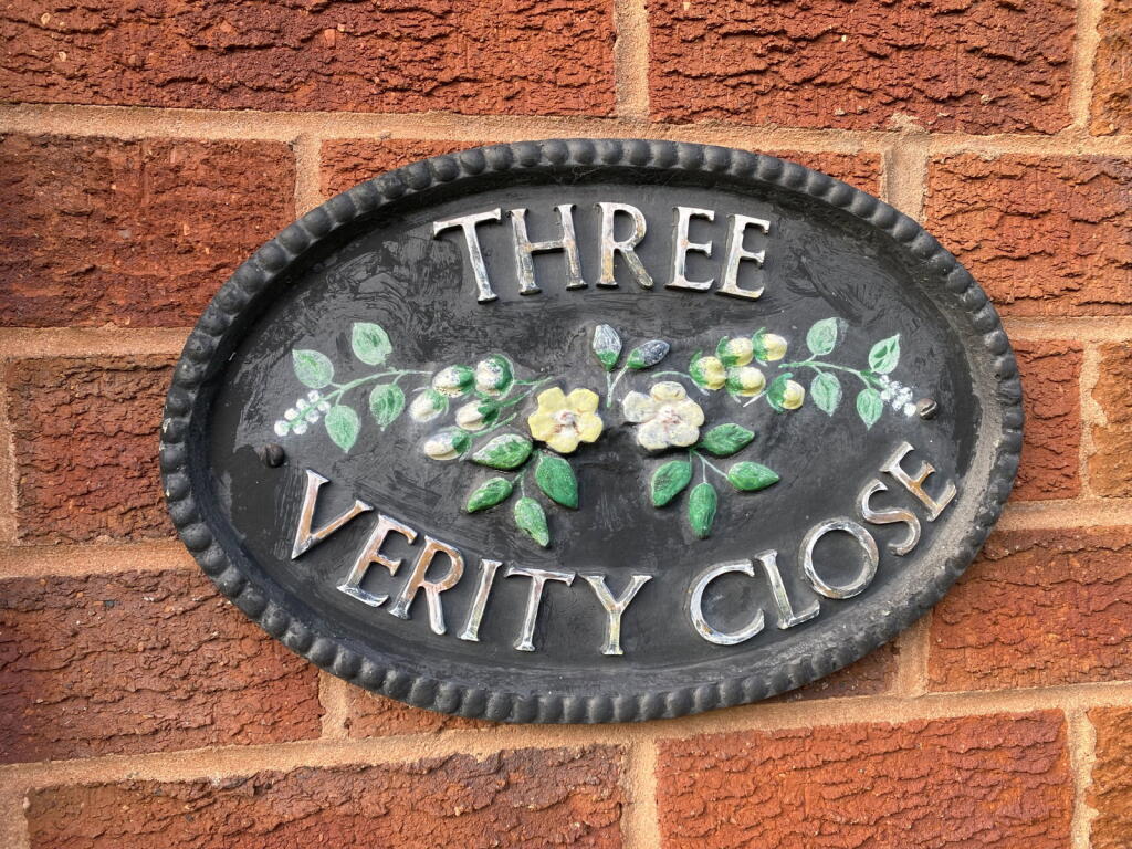 3 Verity Close, OL2 5DG photo 4