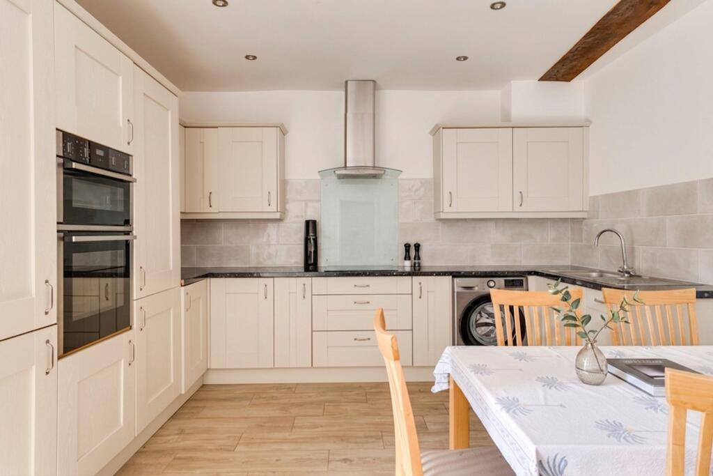 House in South Kesteven, Baron St Martin, Stamford - View 2