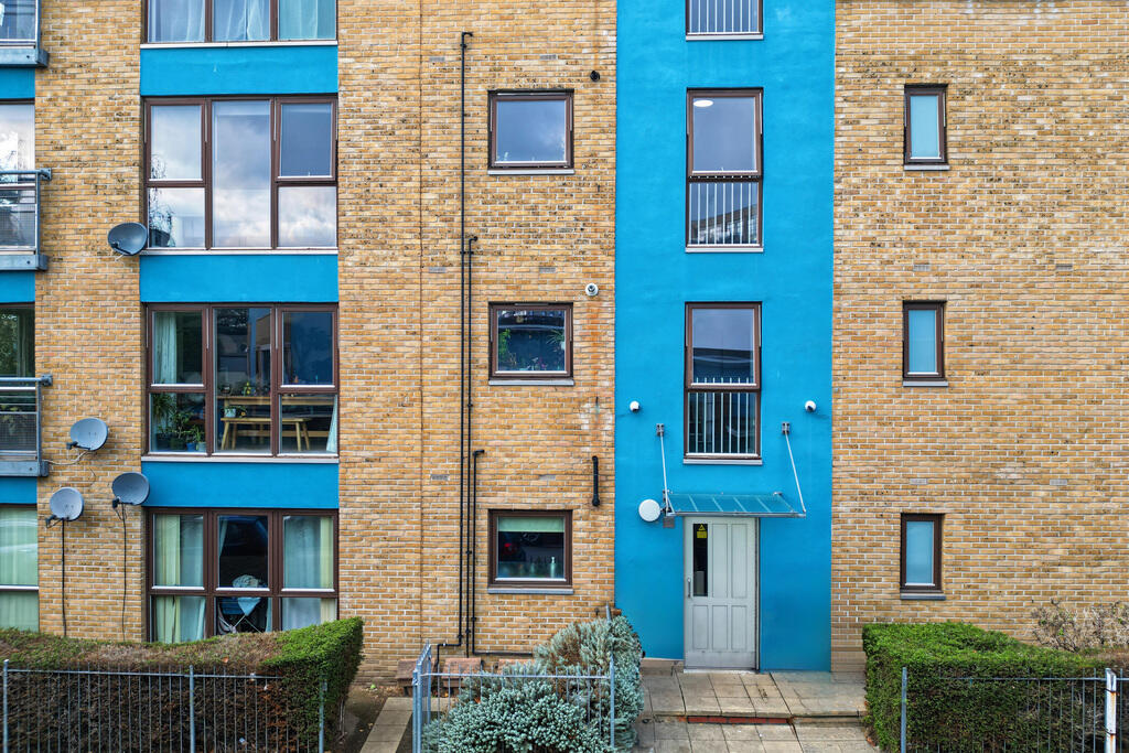 2-bed flat on Brabazon Street, Poplar E14, £375,000