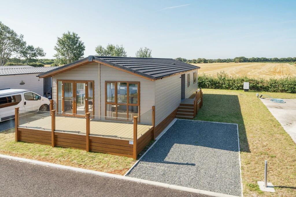 2-bed caravan on Eagle Road, Spalford, Newark, £139,000