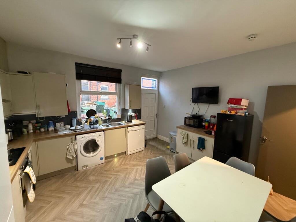 House in Leeds, Hyde Park - View 4