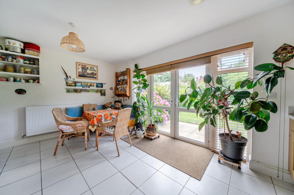 Oakhurst Drive, Four Marks, GU34 photo 3