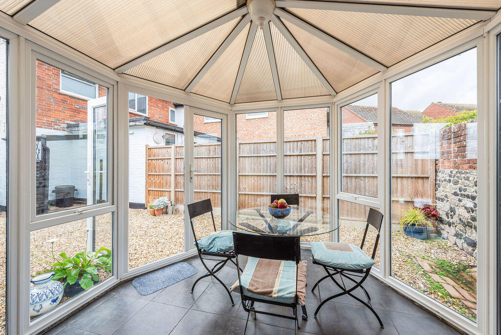 House in Chichester, Southbourne - More