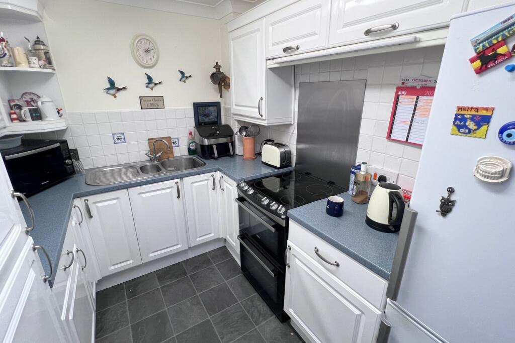Moorside Road, West Moors, Ferndown, BH22 photo 4