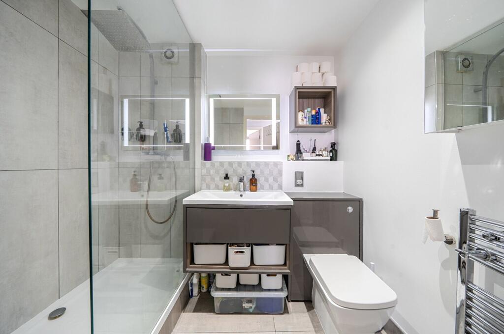 Apartment in London, Purbrook Estate, Walworth - More