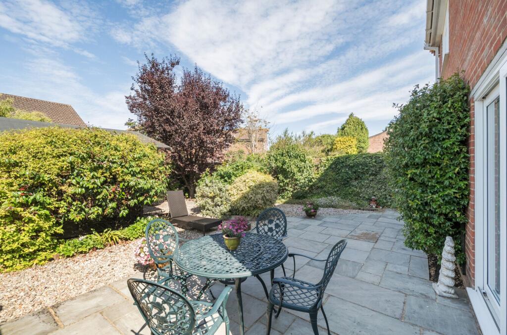 Mapledown Close, Southwater, RH13 photo 4