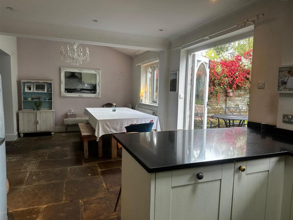 House in Three Rivers, Croxley Green - More