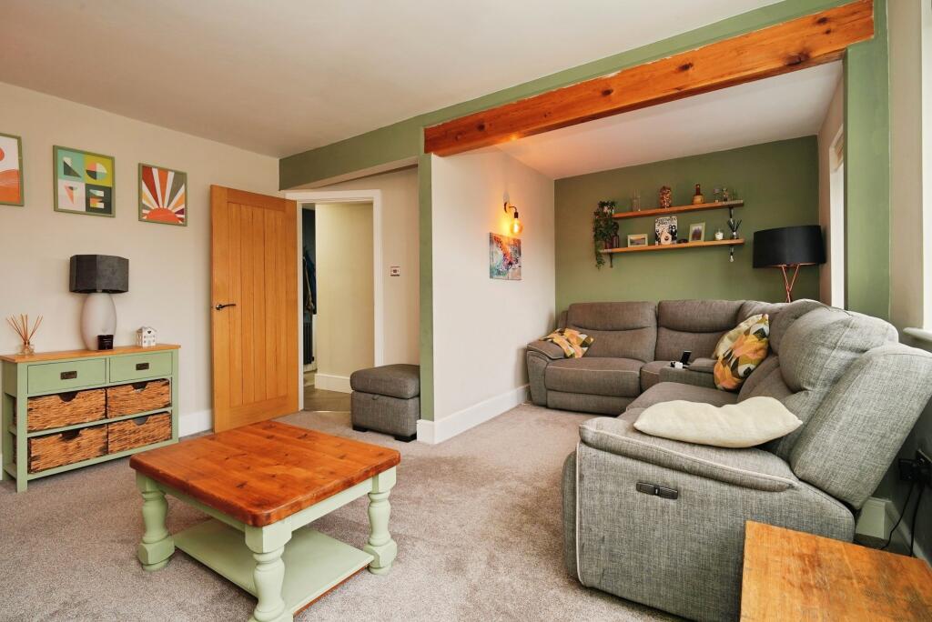 Banks Crescent, Huddersfield, HD7 photo 3