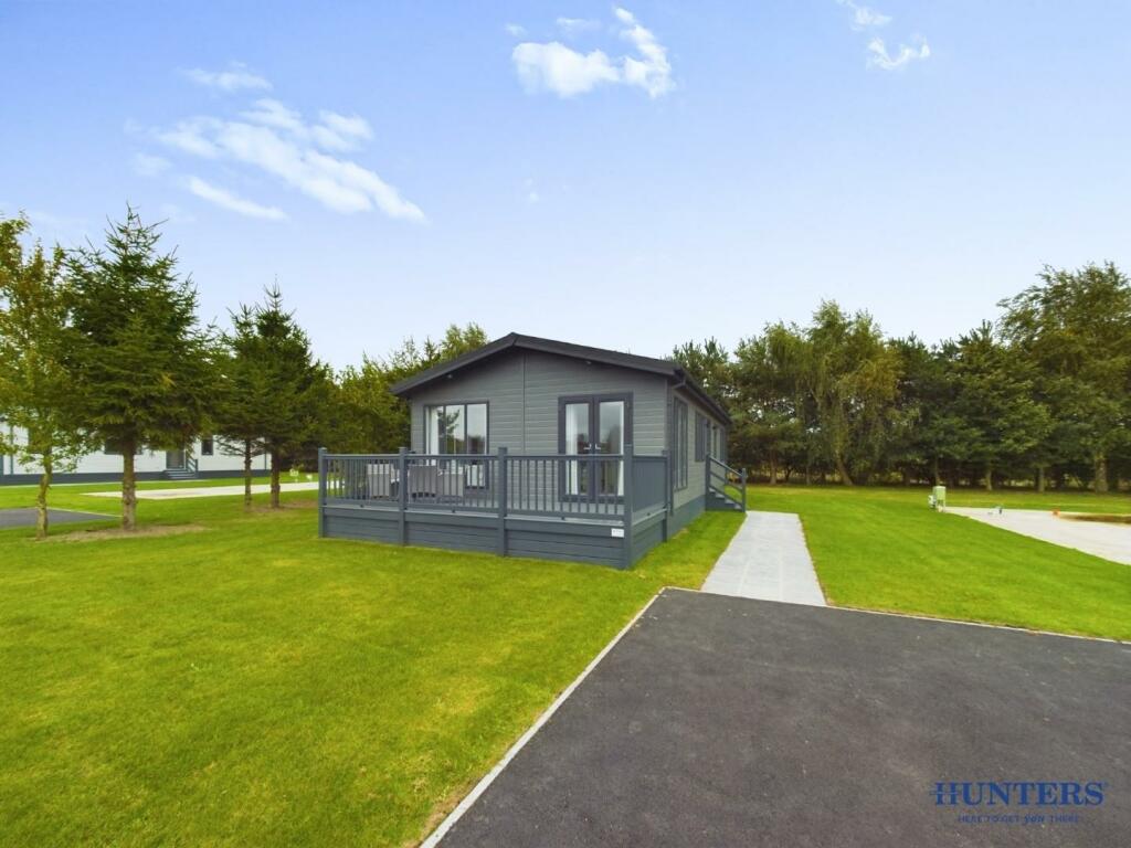 2-bed caravan on Southmoor Park The Balk, Pocklington, York, £100,000