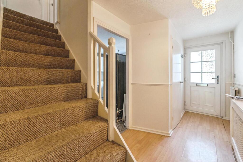 House in Basildon, Noak Bridge - View 5
