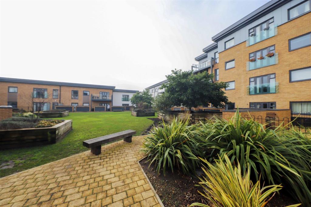 2-bed apartment on Wintergreen Boulevard, West Drayton, £285,000