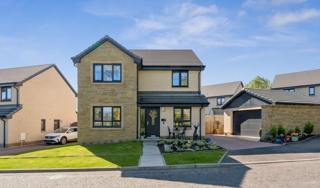 5-bed detached on Rowan Drive, Plean, FK7, £325,000