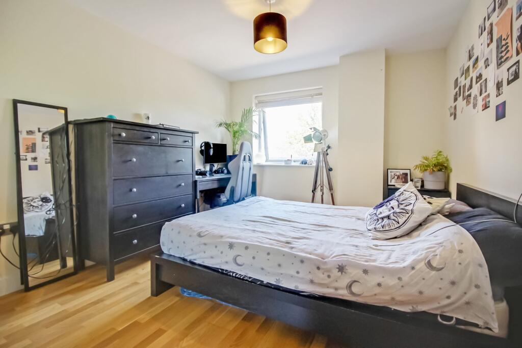 Apartment in Swindon - More