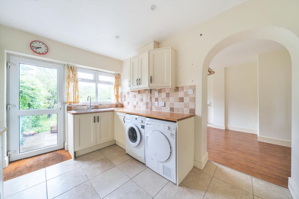 Crownfields, Odiham, RG29 photo 3