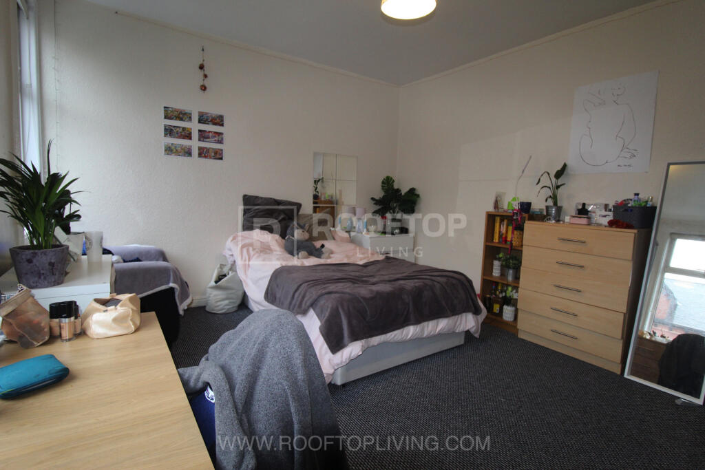 House in Leeds, West Yorkshire - View 5