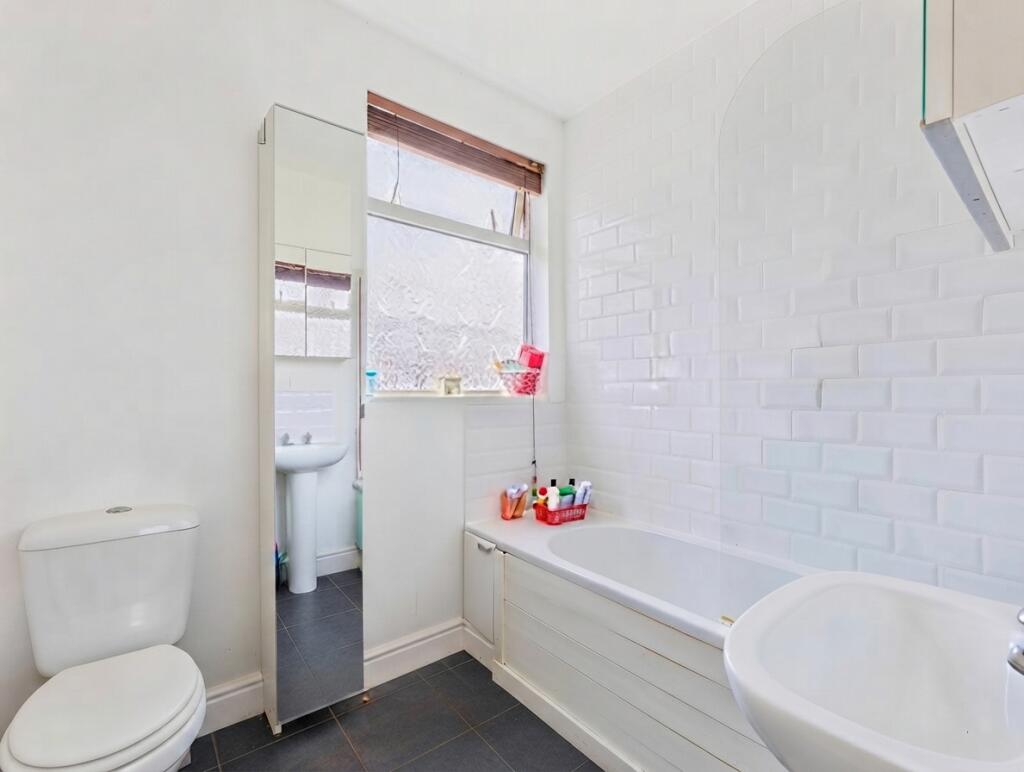 House in Coventry, Cheylesmore shopping parade, Cheylesmore - View 4