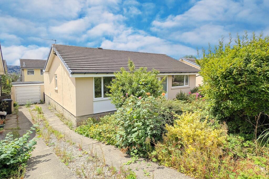 3-bed detached on Thornhills Lane, Brighouse, West Yorkshire, HD6, £299,000