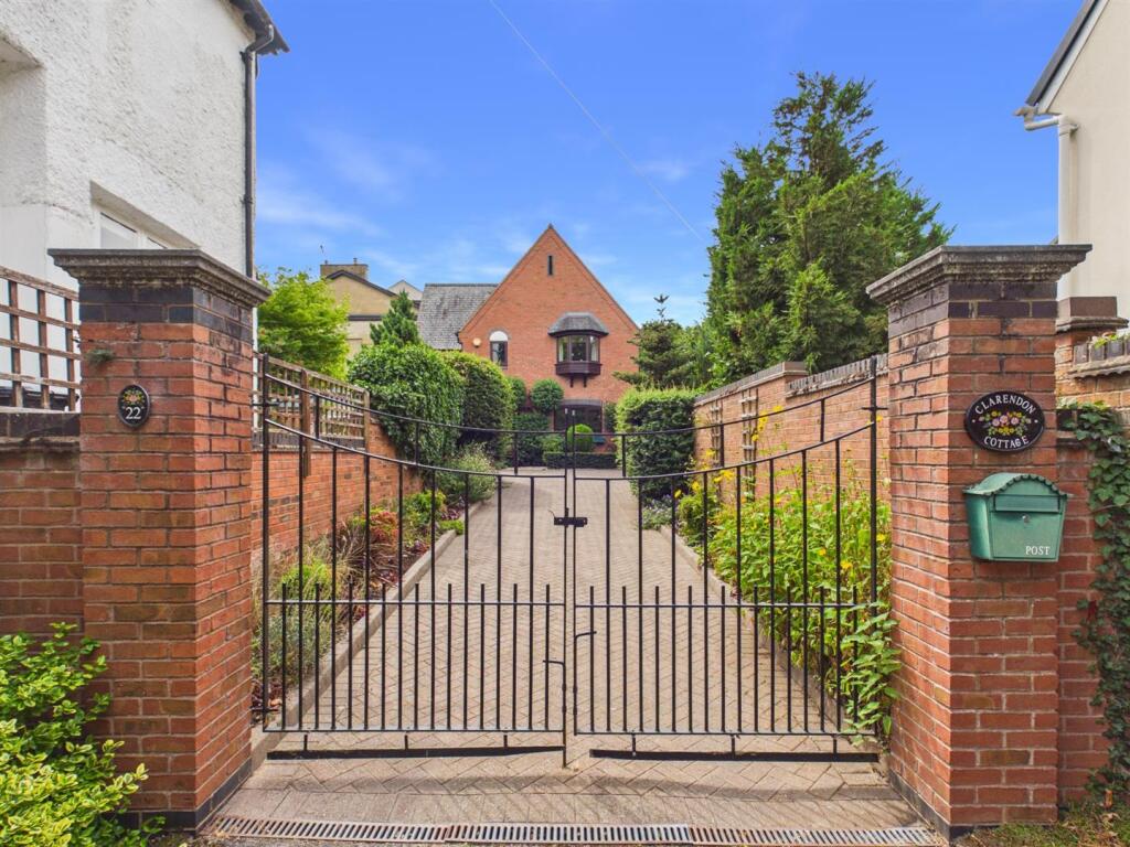 Main image of property: Clarendon Square, Leamington Spa, CV32 5QT