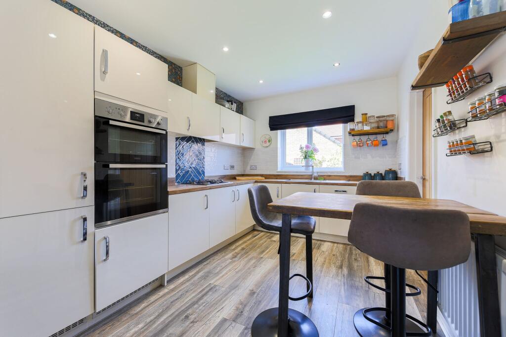 House in North Tyneside, Northumberland Park, Holystone - More