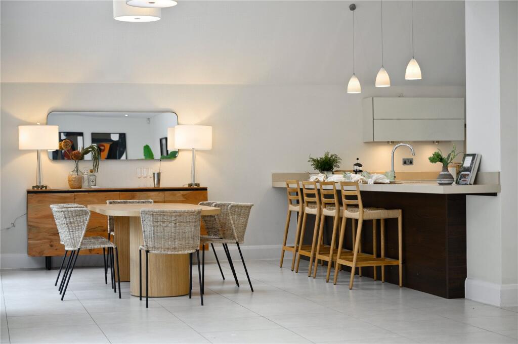 West End Lane, Esher, Surrey, KT10 – další