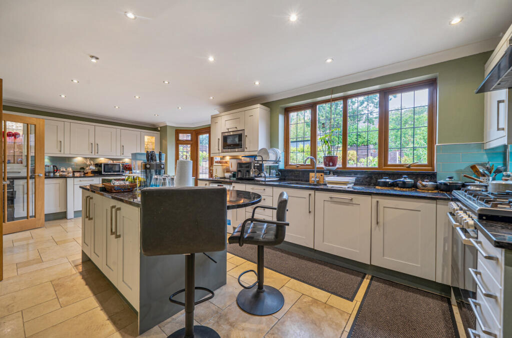 House in Binfield, Bracknell Forest - View 3
