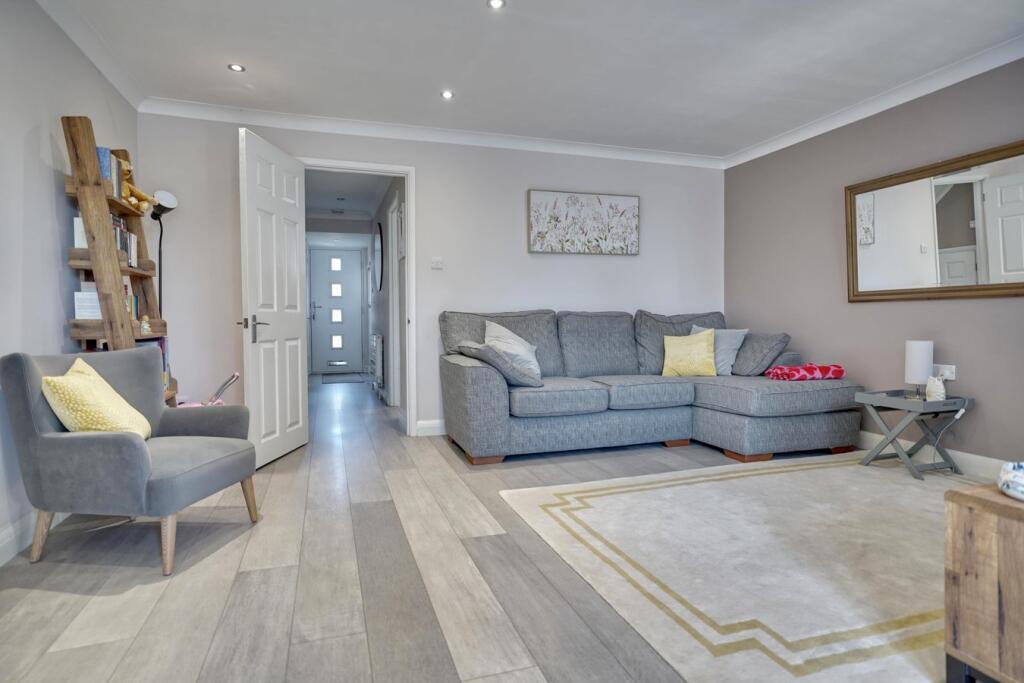 Walnut Tree Crescent, Sawbridgeworth, CM21 photo 4