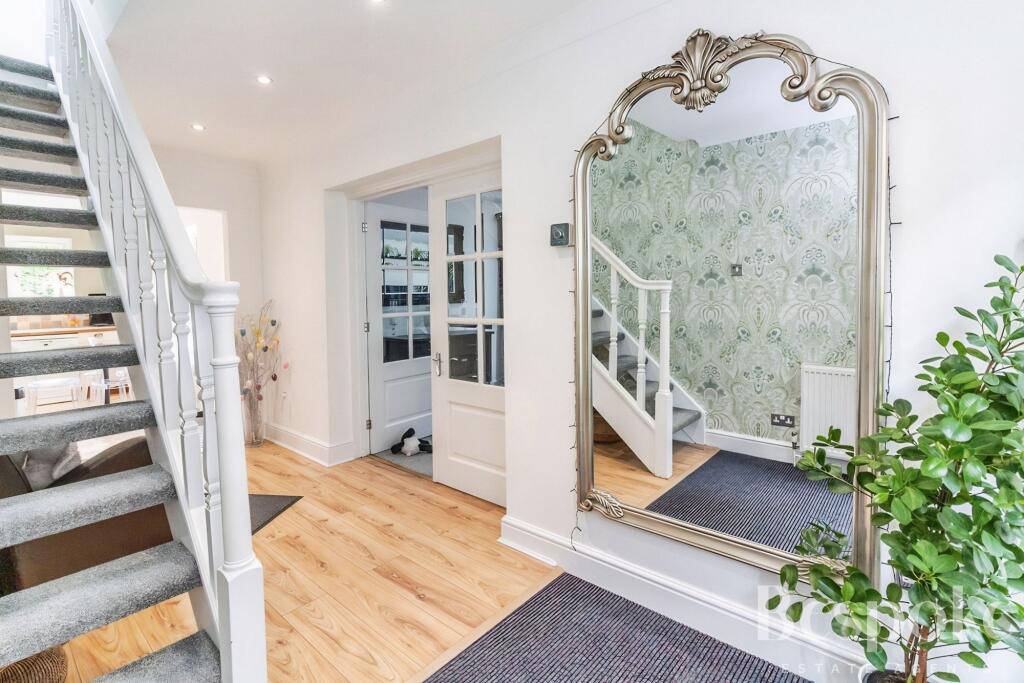 Sussex Lane, Spencers Wood, RG7 - More