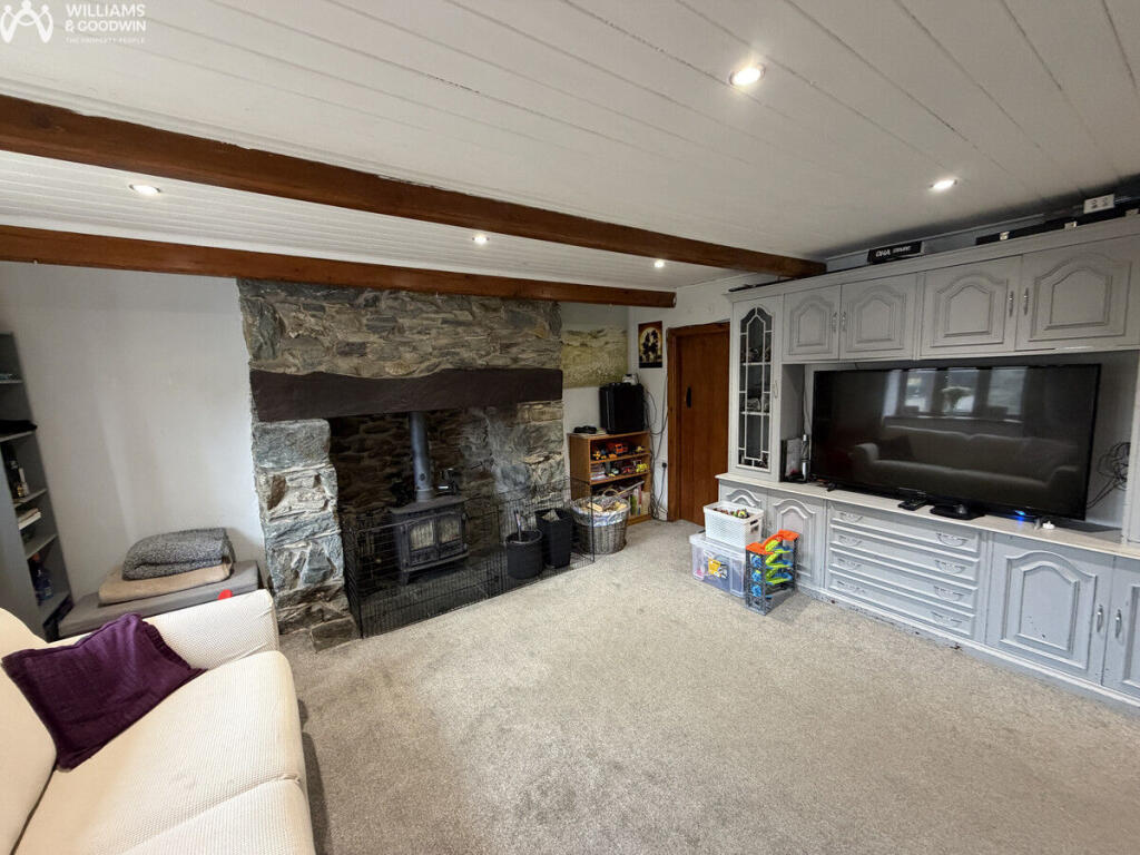 House in Mynydd Llandygái, Tanysgafell, Llandygai - More