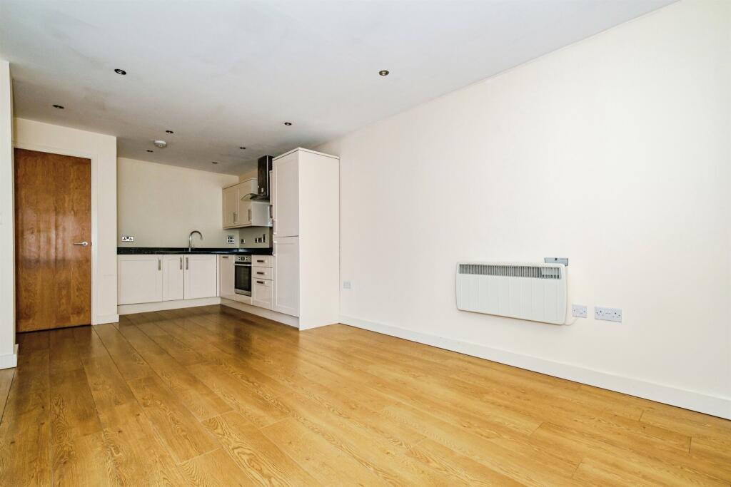 Apartment in Horsham, New Town - View 5