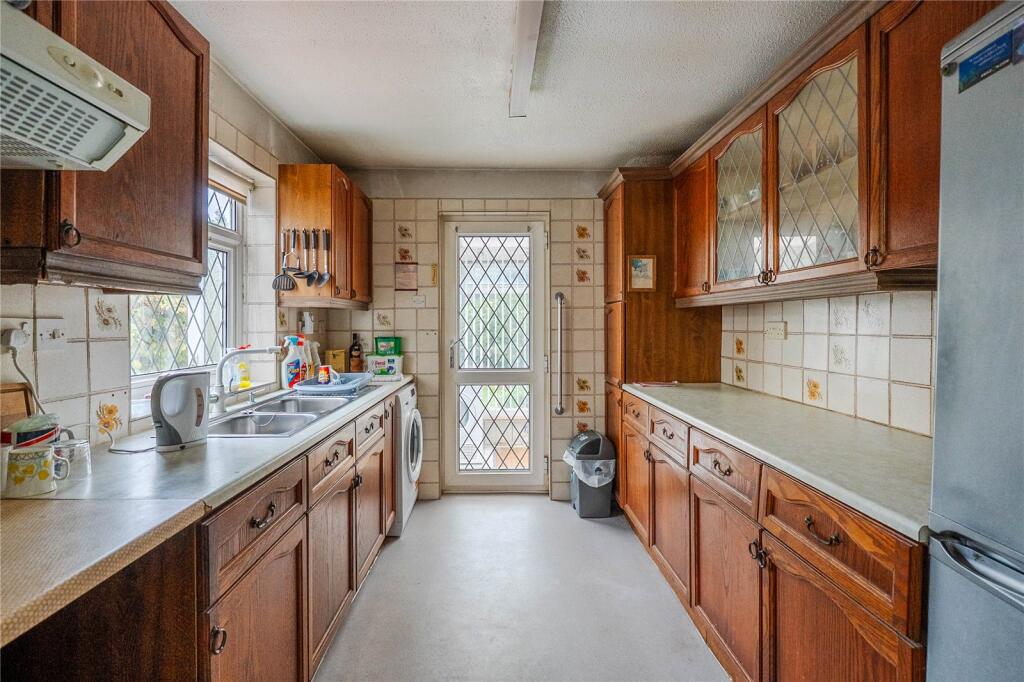 Garden Road, Dunstable, Bedfordshire, LU6 photo 3