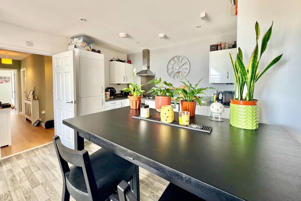 Station, polegate, BN26 6EH photo 4