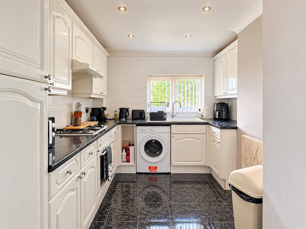 Apartment in Northampton, North Northamptonshire - View 3